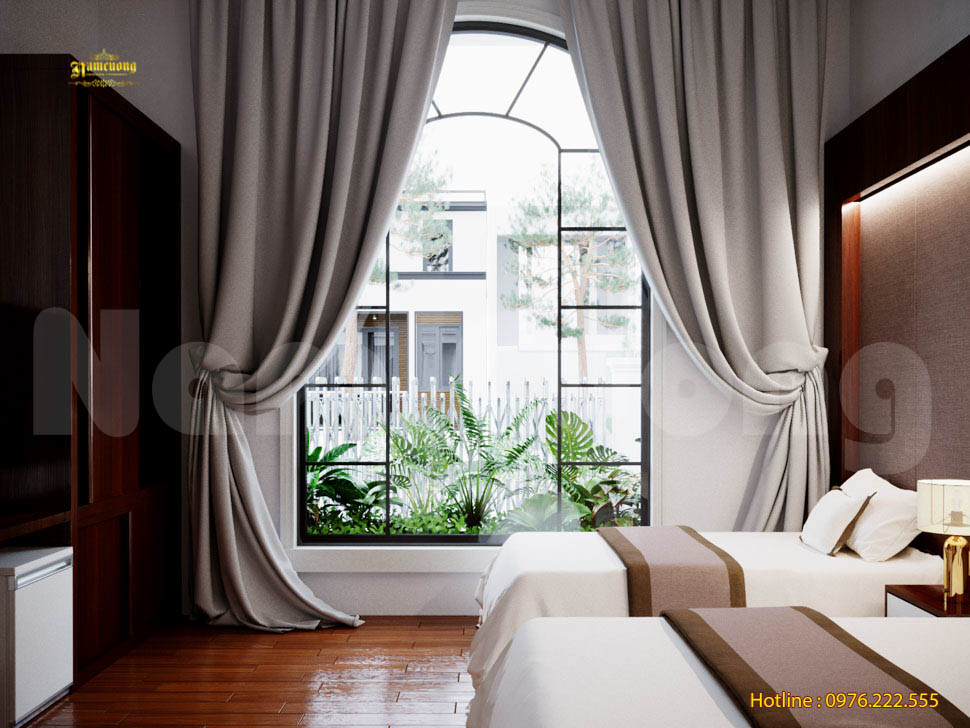 Mẫu thiết kế phòng khách sạn mini nổi bật với khung cửa kính rộng lớn, mở ra tầm nhìn thoáng đãng đồng thời giúp không gian bên trong đón được nhiều ánh sáng tự nhiên từ bên ngoài.